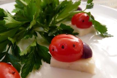 آموزش تزئین گوجه به شکل کفش دوزک (تصویری)