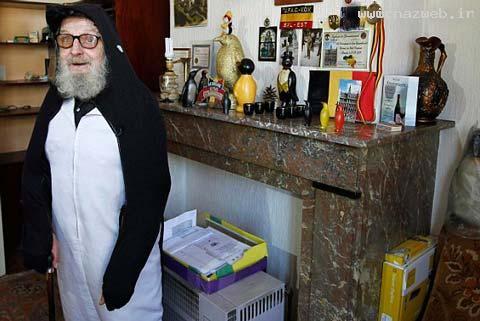 مرد عجیبی که شبیه پنگوئن زندگی می کند! (عکس)