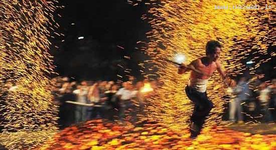 عکس های باورنکردنی از مراسم راه رفتن روی آتش