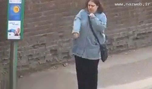 رقصیدن عجیب این خانم جوان در ایستگاه اتوبوس!!