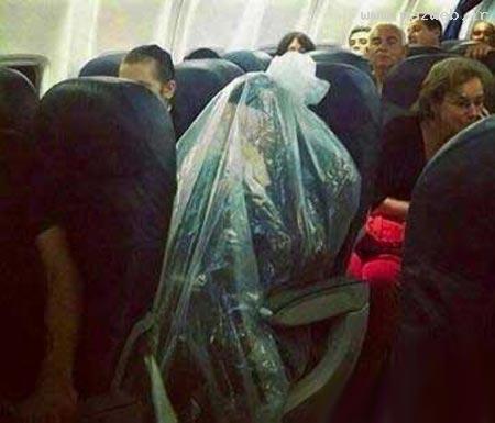 رفتار عجیب یک یهودی افراطی در هواپیما! عکس