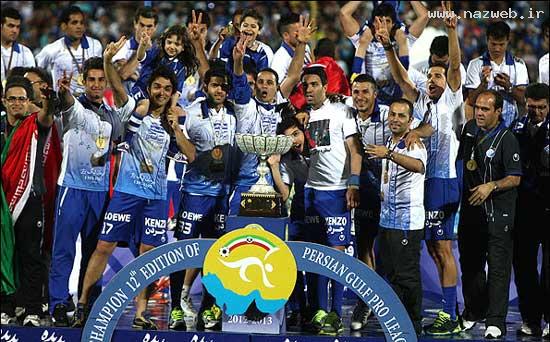 حضور دیدنی یک دختر در جشن قهرمانی استقلال