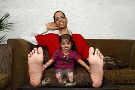 عکس های کوچکترین زن دنیا در مقابل بزرگترین مرد دنیا