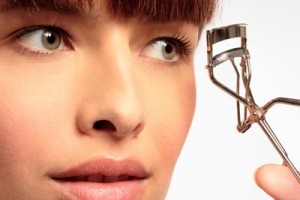 چگونه با فرمژه مژه های مان را حالت دهیم
