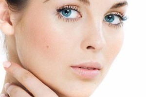 چگونه با آرایش جوش های قرمز صورت را محو کنیم