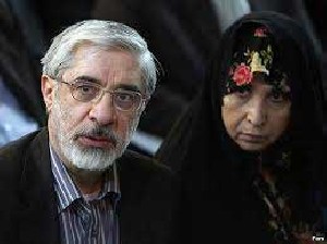 عیادت موسوی و رهنورد از مادر زهرا رهنورد