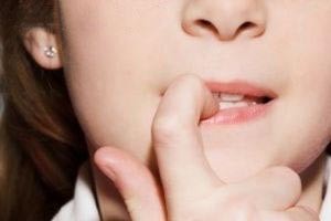 مضرات ناخن جویدن