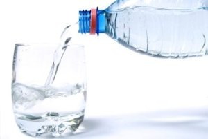 بدن انسان به چه مقدار آب در روز نیاز دارد ؟