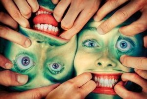 استخدام خانم معلمها با دامن کوتاه و آقایان بدون ریش