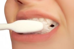 پاک کردن زبان و تاثیر آن بر بوی بد دهان