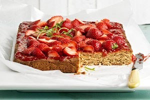 طرز تهیه کیک توت فرنگی