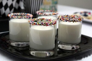 تزئین زیبای لیوان شیر با ترافل های رنگی