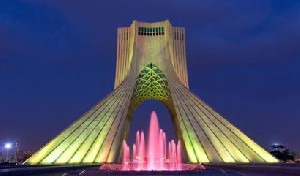 ترک خوردگی برج آزادی تهران
