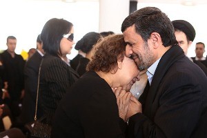در آغوش گرفتن نامحرم بهر دلیلی مشروع نیست!عکس در آغوش گرفتن نامحرم بهر دلیلی مشروع نیست!عکس