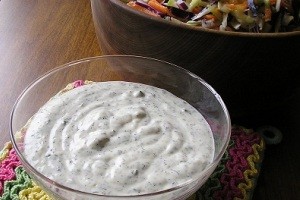 طرز تهیه سس گردو مخصوص سالاد کلم