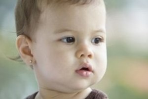 نکات مهم برای سوراخ کردن گوش دختربچه ها