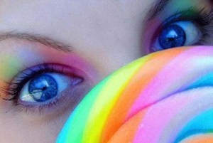 استفاده از رژلب قرمز و صورتی ممنوع شد!!