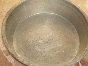 ضرب المثل طشت رسواییش از بام افتاد ضرب المثل طشت رسواییش از بام افتاد