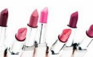 رژ لب ها را به هیچ عنوان و به این دلیل نخورید رژ لب ها را به هیچ عنوان و به این دلیل نخورید